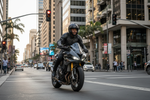 homme noir d'afrique du sud de 25 ans  sur une moto recente en ville 